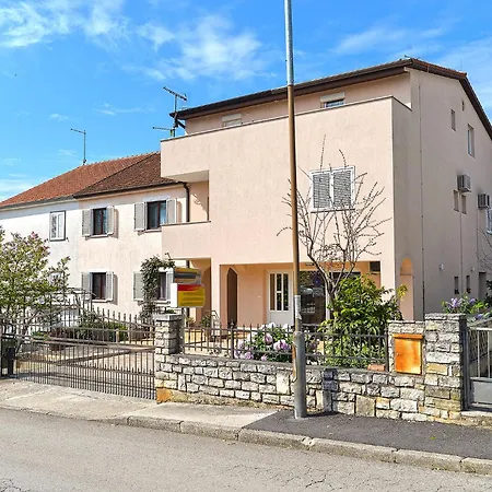 Apartment With A - C In Porec-istrien 42534