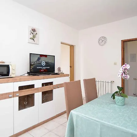 Apartment With A - C In Porec-istrien 42534