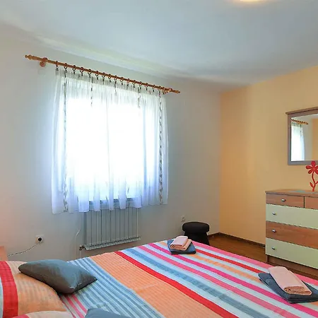 Apartment With A - C In Porec-istrien 42534