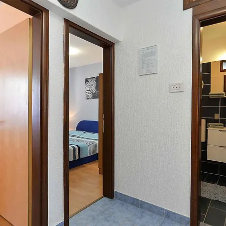 Apartment With A - C In Porec-istrien 42534